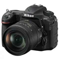 Czarna lustrzanka Nikon D500 z obiektywem. Idealna lustrzanka do 3000 zł dla pasjonatów fotografii.