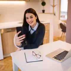 Jak zrobić profesjonalne zdjęcie biznesowe smartfonem w domu?