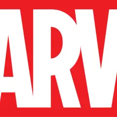 Białe litery "MARVEL" na czerwonym tle. To ikoniczne logo Marvel, które zapowiada niesamowite historie superbohaterów.
