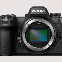 Czarny aparat Nikon z widocznym sensorem i logo Z.