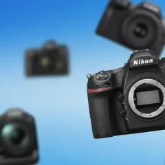 Kilka aparatów Nikon, w tym model D850, unoszących się na niebieskim tle. Idealne dla początkujących, szukających używanej lustrzanki.
