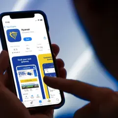 Aplikacja Ryanair na telefonie. Czy trzeba drukować kartę pokładową Ryanair? Sprawdź w aplikacji, czy jest to konieczne.
