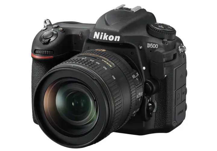 Czarna lustrzanka Nikon D500 z obiektywem. Idealna lustrzanka do 3000 zł dla pasjonatów fotografii.