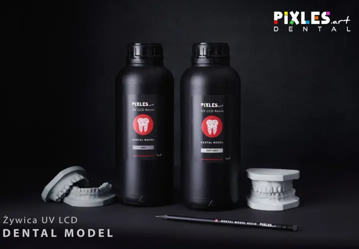 Dwie butelki żywicy UV LCD do tworzenia modeli dentystycznych. Obok stoją modele szczęk.