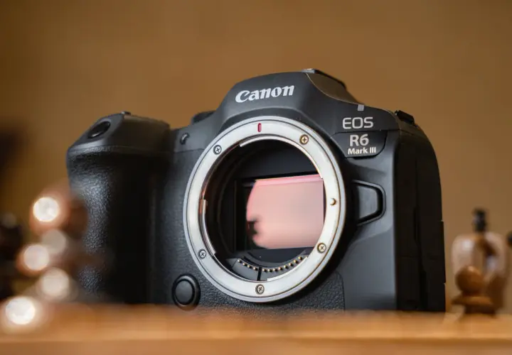 Canon EOS R6 Mark III z widocznym sensorem. Szybki rolling shutter pozwoli uchwycić dynamiczne sceny.