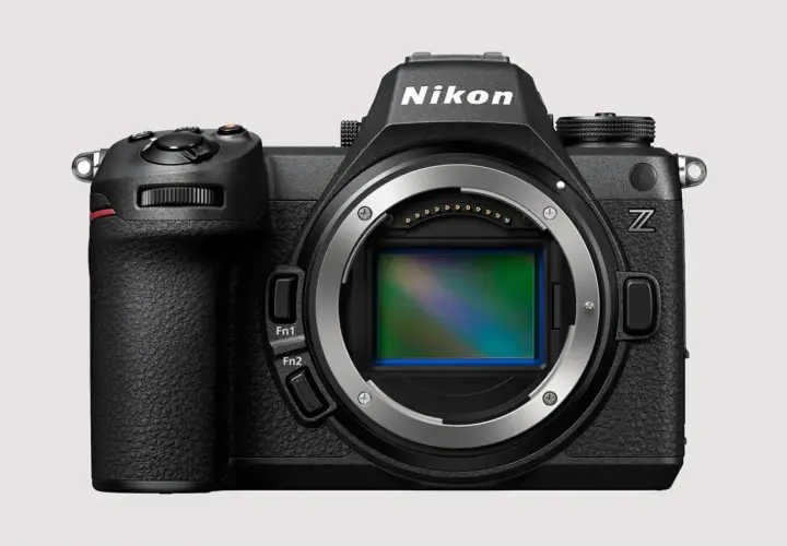 Czarny aparat Nikon z widocznym sensorem i logo Z.