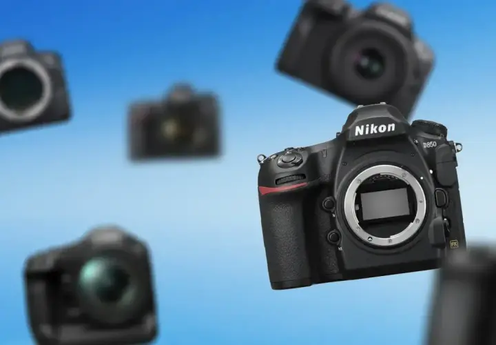 Kilka aparatów Nikon, w tym model D850, unoszących się na niebieskim tle. Idealne dla początkujących, szukających używanej lustrzanki.