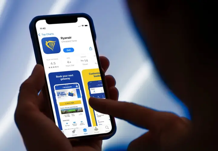 Aplikacja Ryanair na telefonie. Czy trzeba drukować kartę pokładową Ryanair? Sprawdź w aplikacji, czy jest to konieczne.
