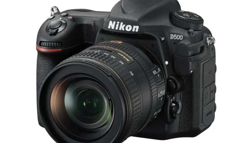 Czarna lustrzanka Nikon D500 z obiektywem. Idealna lustrzanka do 3000 zł dla pasjonatów fotografii.