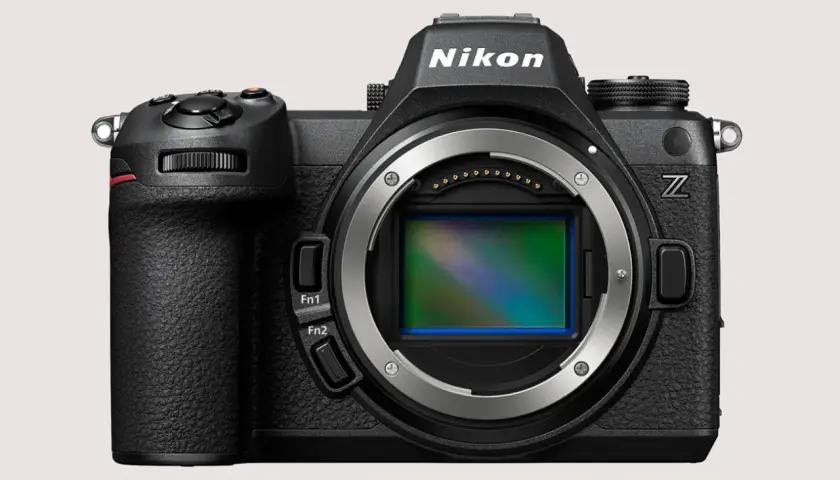 Czarny aparat Nikon z widocznym sensorem i logo Z.