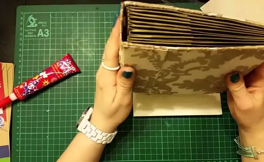 Jak zrobić album na zdjęcia z segregatora? DIY krok po kroku!