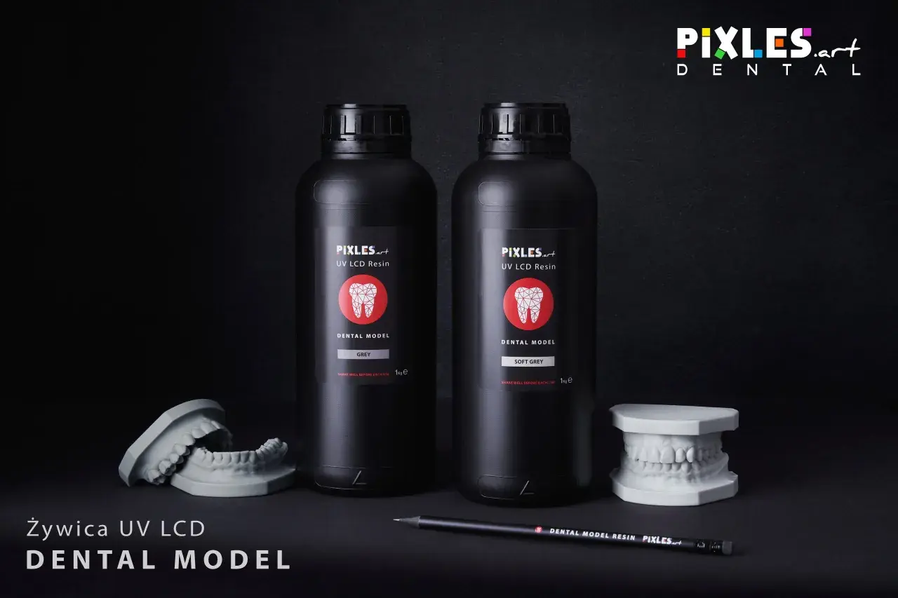 Dwie butelki żywicy UV LCD do tworzenia modeli dentystycznych. Obok stoją modele szczęk.