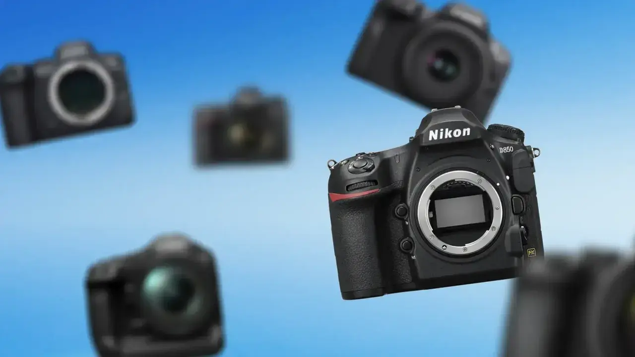 Kilka aparatów Nikon, w tym model D850, unoszących się na niebieskim tle. Idealne dla początkujących, szukających używanej lustrzanki.
