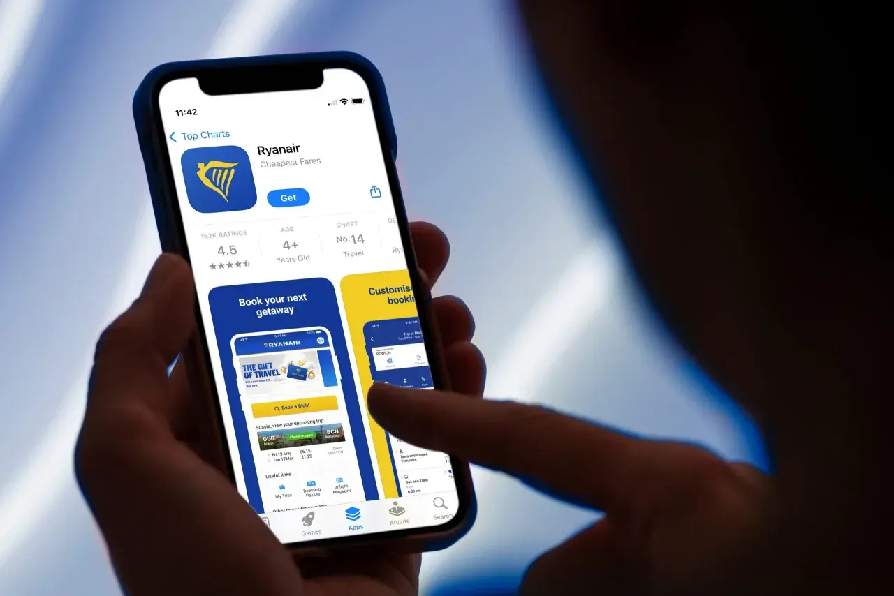 Aplikacja Ryanair na telefonie. Czy trzeba drukować kartę pokładową Ryanair? Sprawdź w aplikacji, czy jest to konieczne.