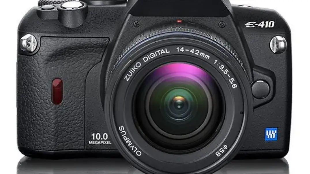 Olympus E-410 z obiektywem na tle krajobrazu