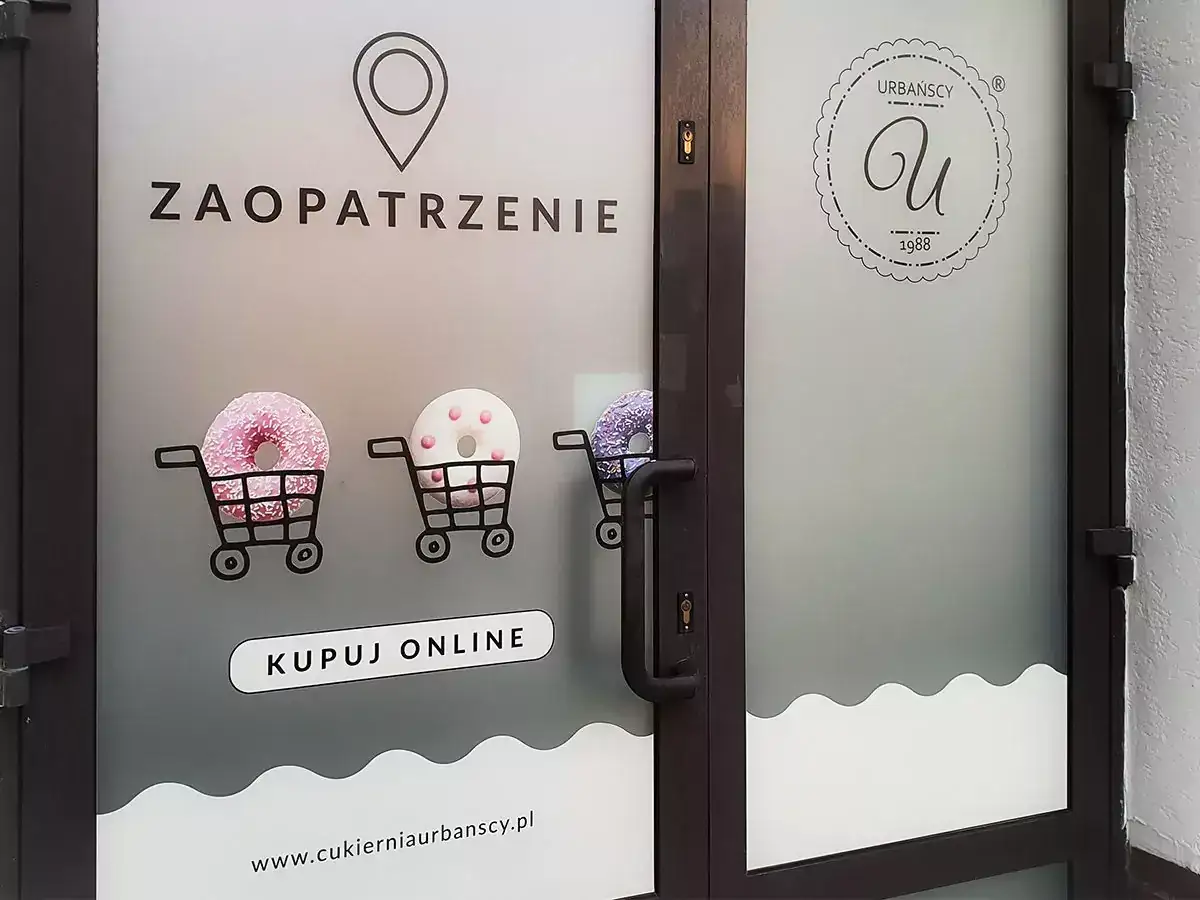 przykłady zastosowań druku na folii przezroczystej etykiety witryny