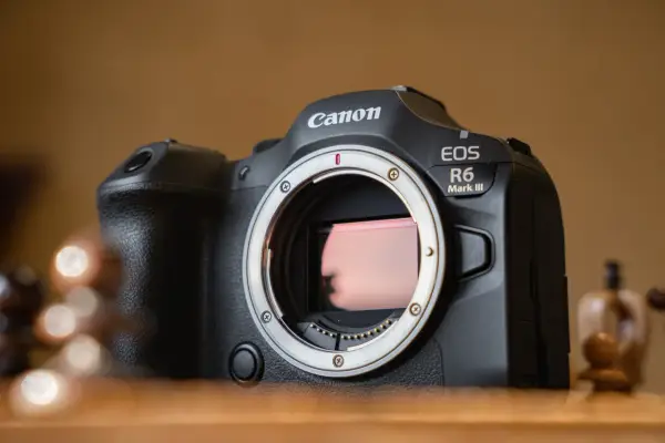 Canon EOS R6 Mark III z widocznym sensorem. Szybki rolling shutter pozwoli uchwycić dynamiczne sceny.